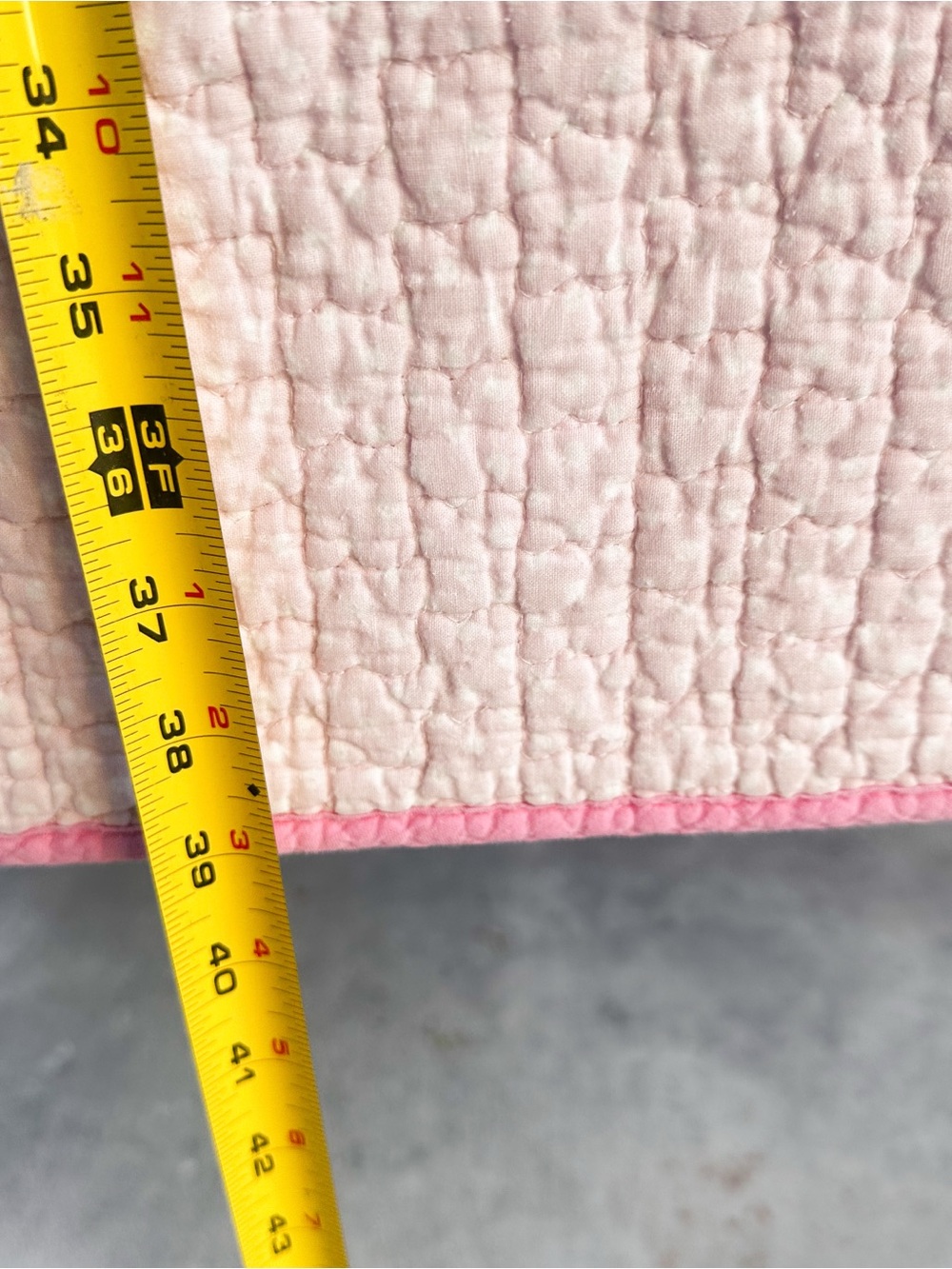 King Size Pink White Quilted Bedspread Cottagecore Floral Weight 7 lbs - Picture 4 of 7